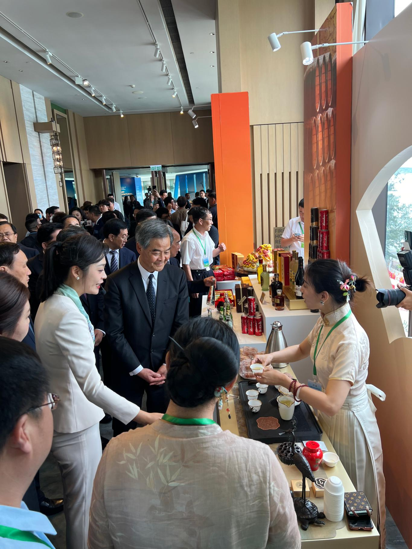 鲁企绽放_2024港澳山东周_“平邑金银花”闪耀“东方之珠”-香港
